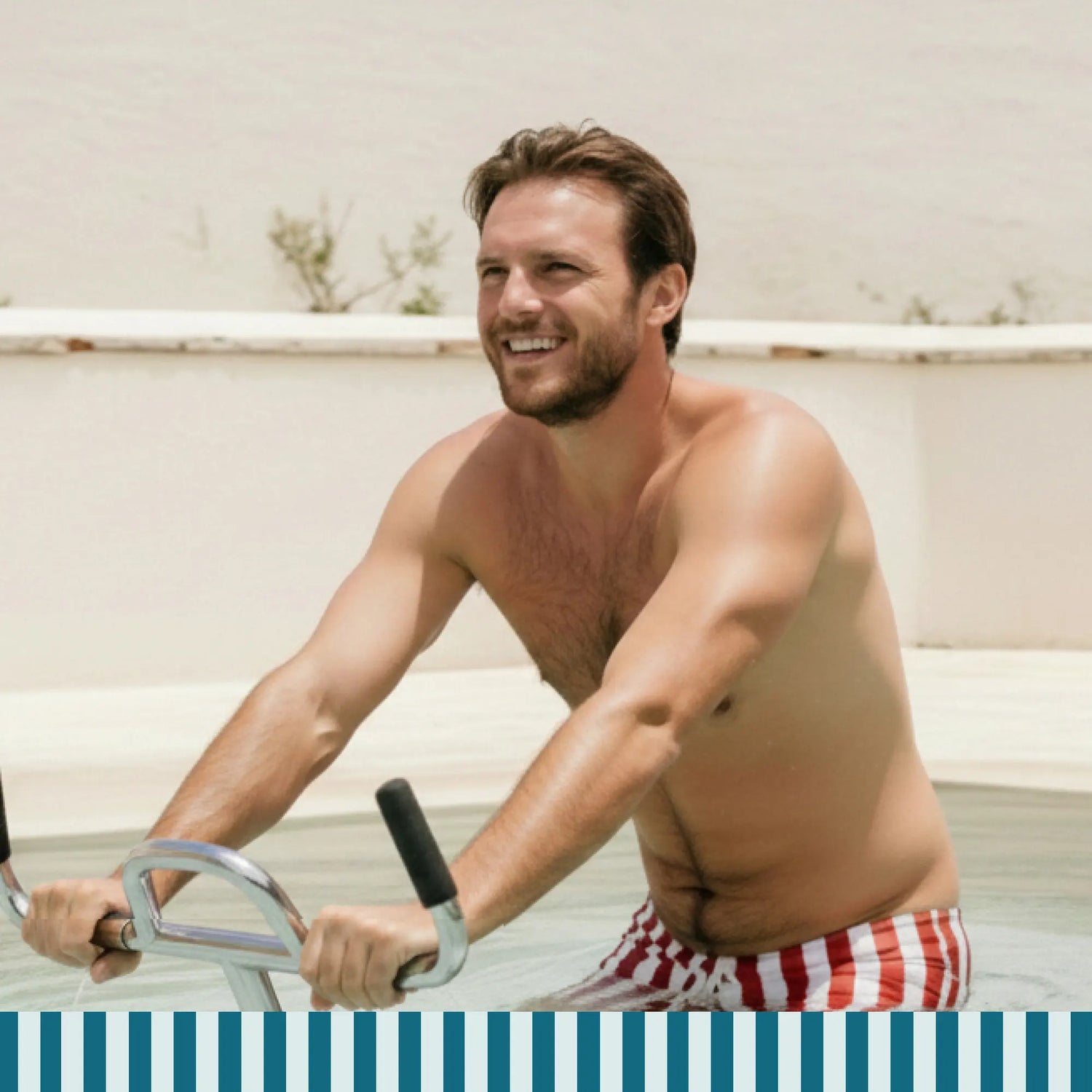 Mann bei einer Lovee Aquabike-Session, um sanft wieder in Form zu kommen